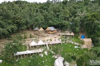 Các homestay xây dựng tự phát trên Núi Cấm.