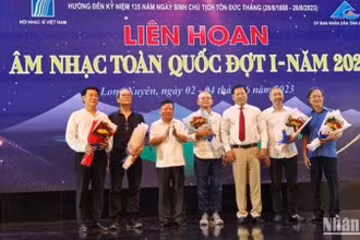 Lãnh đạo tỉnh An Giang tặng hoa cho các nhạc sĩ.