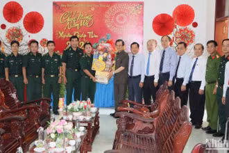 Đoàn tặng quà các chiến sĩ Biên phòng.