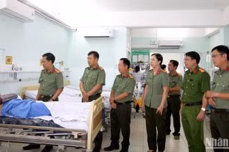 Lãnh đạo Công an tỉnh An Giang thăm hỏi đồng chí Thái Văn Tâm.