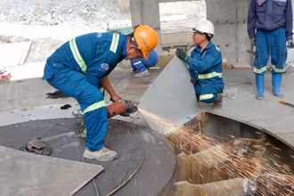 Hiện nay, hơn 1.300 kỹ sư, công nhân trên công trường xây dựng Nhà máy Thủy điện Hòa Bình mở rộng đang nỗ lực thi công "3 ca 4 kíp", “ăn tranh thủ, ngủ khẩn trương”, làm xuyên ngày nghỉ, ngày Lễ, ngày Tết để bảo đảm tiến độ các hạng mục đã đề ra. (Ảnh: LÊ CHI)