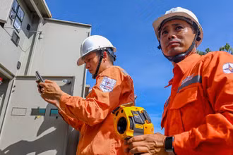 Kiểm tra vận hành hệ thống tủ điện. (Ảnh: EVN)