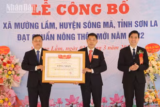 Chủ tịch Ủy ban nhân tỉnh Sơn La trao bằng công nhận xã nông thôn mới Mường Lầm.