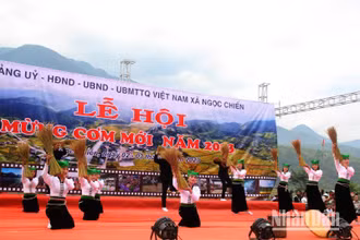 Lễ hội mừng cơm mới được xã Ngọc Chiến tổ chức vào dịp mùa lúa chín cuối tháng 8 và đầu tháng 9 hằng năm.