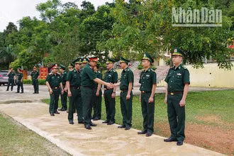 Đồng chí Thượng tướng Huỳnh Chiến Thắng kiểm tra công tác Biên phòng tại Đồn Biên phòng Cửa khẩu Lóng Sập.