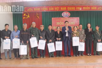 Đoàn đại biểu Quốc hội tỉnh Sơn La tặng quà 18 gia đình diện chính sách 4 xã biên giới của huyện Yên Châu.