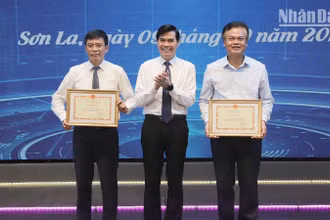 Đồng chí Hoàng Quốc Khánh, Bí thư Tỉnh ủy, Chủ tịch Ủy ban nhân dân tỉnh Sơn La tặng Bằng khen cho Sở Giao thông vận tải và Ủy ban nhân dân thành phố Sơn La.