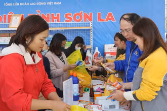 Cắt băng khánh thành chợ Tết công đoàn tại huyện Phù Yên, Sơn La.