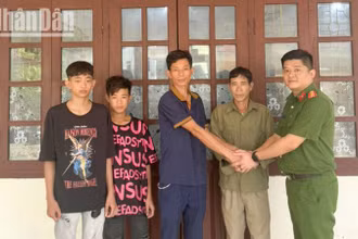 Phụ huynh 2 gia đình bày tỏ sự xúc động sâu sắc khi được lực lượng Công an huyện Thuận Châu, Sơn La hỗ trợ, giúp đỡ.