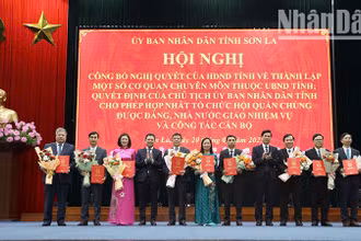 Đồng chí Bí thư Tỉnh ủy và Chủ tịch Ủy ban nhân dân tỉnh Sơn La trao quyết định và tặng hoa chúc mừng các đồng chí Giám đốc các sở, ngành được bổ nhiệm.