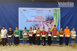 Đại diện lãnh đạo Tập đoàn thương mại và dược phẩm Sohaco trao quà cho các hộ có hoàn cảnh đặc biệt khó khăn.