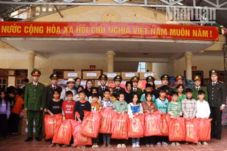 Những món quà được đoàn công tác hỗ trợ tới thầy và trò nhà trường.