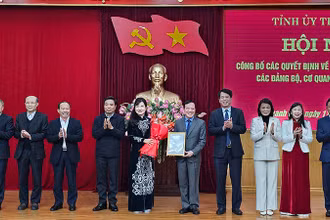 Bí thư Tỉnh ủy Thanh Hóa trao quyết định, tặng hoa Đảng bộ các cơ quan Đảng tỉnh Thanh Hóa.