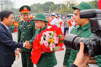 Bí thư Tỉnh ủy Thanh Hóa tặng hoa, chúc mừng thanh niên tiếp nối truyền thống quê hương anh hùng.