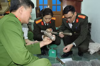 Công an xem xét các loại vật liệu nổ tang vật.