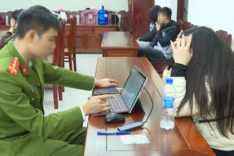 Công an làm việc với các đối tượng liên quan hoạt động mại dâm.