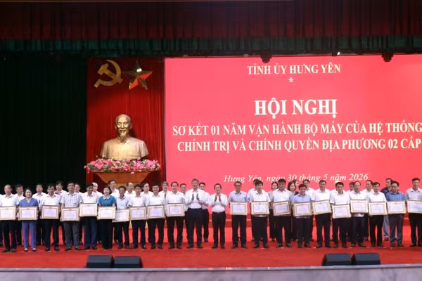 Lãnh đạo tỉnh Hưng Yên trao bằng khen cho các tập thể có thành tích xuất sắc trong triển khai thực hiện sắp xếp, vận hành bộ máy của hệ thống chính trị và chính quyền địa phương 2 cấp. 