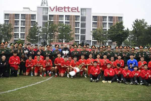 Đại tướng Phan Văn Giang, Ủy viên Bộ Chính trị, Phó Bí thư Quân ủy Trung ương, Bộ trưởng Quốc phòng cùng các Thủ trưởng Bộ Quốc phòng chụp ảnh với các thành viên Câu lạc bộ bóng đá Thể Công-Viettel. 