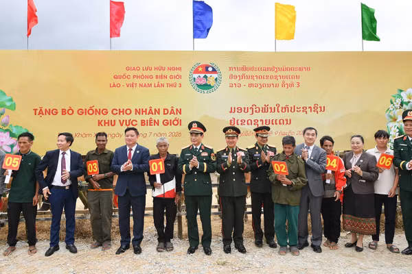Đại tướng Phan Văn Giang và Đại tướng Khamliang Outhakaysone trao bò giống tặng các hộ dân của Lào ở khu vực biên giới.