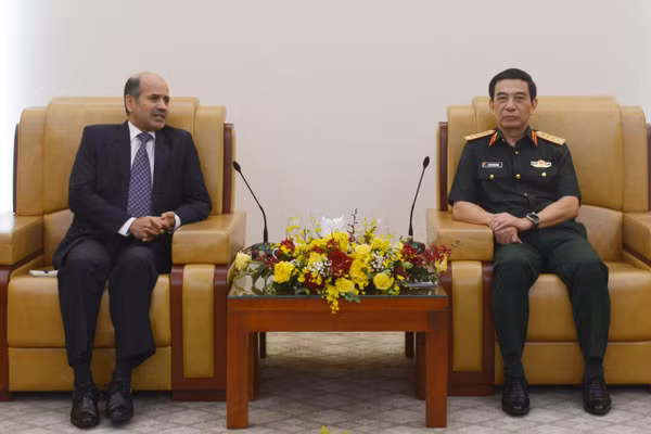 Đại tướng Phan Văn Giang và Đại sứ Sandeep Arya trao đổi tại buổi tiếp.