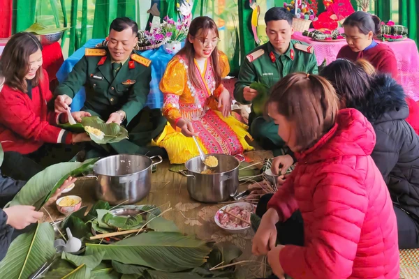 Cán bộ, chiến sĩ Trạm thông tin Vi-ba SK9 gói bánh chưng cùng nhân dân Tà Xùa, Sơn La.