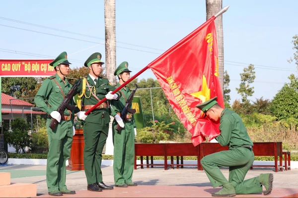 Đại diện quân nhân hoàn thành nghĩa vụ quân sự của Bộ đội Biên phòng An Giang hứa hẹn, thực hiện nghi thức hôn Quân kỳ Quyết thắng trước khi xuất ngũ.