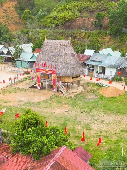 Nhà Gươl thôn R'Cung (xã Avương) được chọn làm khu vực bỏ phiếu.