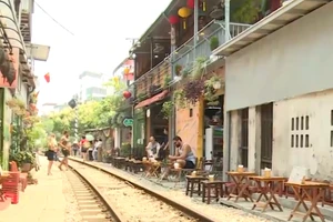 [Video] Hà Nội đề nghị dừng chạy tàu qua phố cà phê đường tàu 