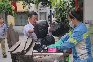 [Video] Từ 8/1, Hà Nội có thể từ chối thu gom rác nếu không phân loại