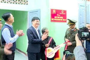 [Video] Hôm nay tổng kết “Chiến dịch Quang Trung” xây dựng lại nhà cho người dân vùng lũ