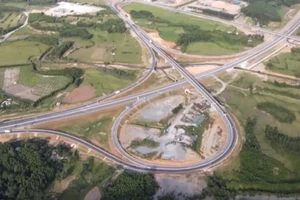 [Video] Đẩy nhanh tiến độ các dự án cao tốc Bắc - Nam, phấn đấu khai thác trước Tết Nguyên đán 2026