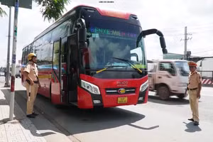 [Video] Từ ngày mai (10/8), rút giấy phép xe hợp đồng khi đón trả khách sai chỗ