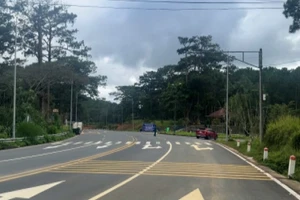 [Video] Đèo Prenn mở lưu thông tạm trong ba ngày, tiếp tục cấm xe tải do nguy cơ sạt lở