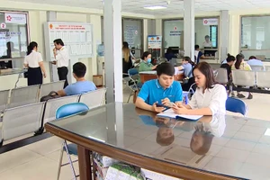 [Video] Hà Nội tích cực hỗ trợ hộ kinh doanh chuyển đổi quản lý thuế
