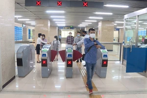 [Video] Tuyến Cát Linh – Hà Đông vận hành hệ thống soát vé tự động không dùng tiền mặt