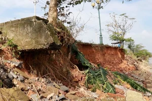 [Video] Bờ kè sông Thạch Hãn sạt lở nghiêm trọng