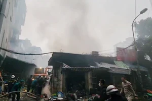 [Video] Hà Nội: Cháy lớn tại chợ Xanh Định Công, nhiều gian hàng bị thiêu rụi