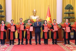 [Video] Trao quyết định bổ nhiệm Thẩm phán Tòa án nhân dân tối cao