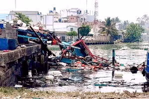 [Video] Cháy, nổ tàu cá tại bến phà Tắc Cậu khiến 7 người bị thương