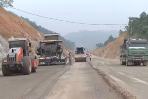 [Video] Thi công cao tốc Đồng Đăng-Trà Lĩnh xuyên kỳ nghỉ lễ