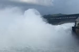 [Video] Hồ thủy điện Hòa Bình mở 1 cửa xả đáy từ 11h ngày 11/7