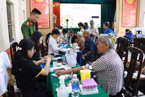 [Video] Lấy mẫu ADN thân nhân - chìa khóa xác định danh tính liệt sĩ