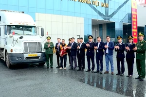 [Video] 170 tấn hàng thông quan trong ngày đầu thí điểm xuất nhập khẩu xuyên tuần