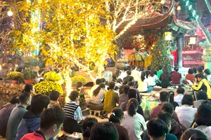 [Video] Người dân đi chùa cầu an Rằm tháng Giêng