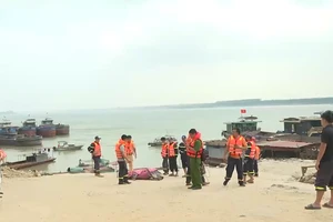 [Video] Phú Thọ: Khẩn trương tìm kiếm nạn nhân trong vụ lật tàu trên sông Hồng 