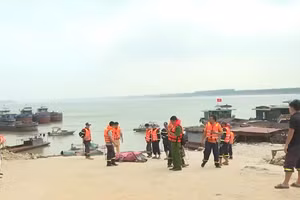 [Video] Phú Thọ: Khẩn trương tìm kiếm nạn nhân trong vụ lật tàu trên sông Hồng 