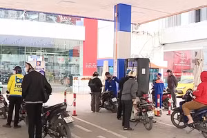 [Video] Hà Nội xử lý trường hợp bán xăng dầu nhỏ giọt