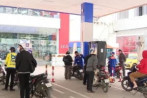 [Video] Hà Nội xử lý trường hợp bán xăng dầu nhỏ giọt