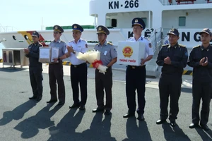[Video] Tàu Kiểm ngư 260 hoàn thành công tác bầu cử sớm 