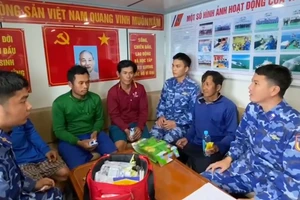 [Video] Cảnh sát biển cứu 4 ngư dân trên tàu cá bị cháy 